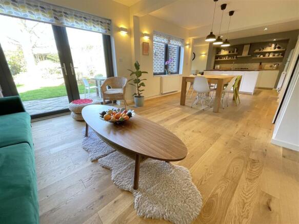 LIVING/DINING ROOM