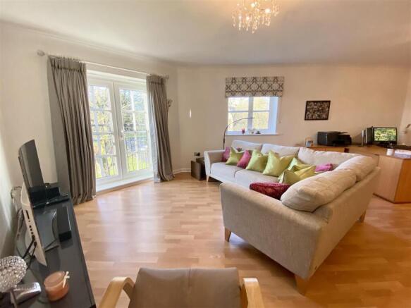 2 bed Apartment to rent Image 4