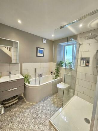 Bathroom (2).jpg