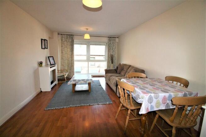 2 bed Apartment to rent Image 4