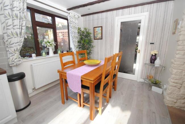 1pinfoldcottagessidediningarea.JPG