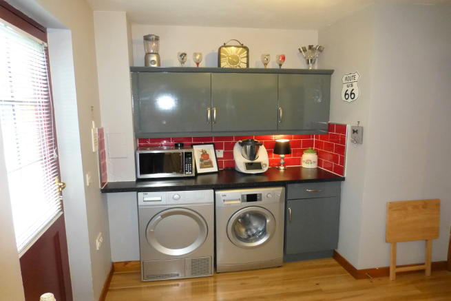 KITCHEN/DINING