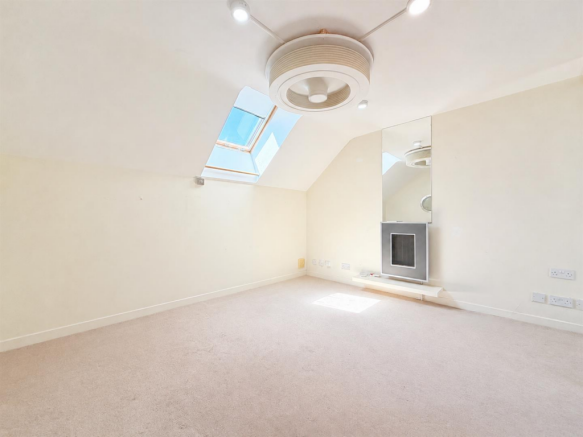 2 bed Flat for sale Image 4