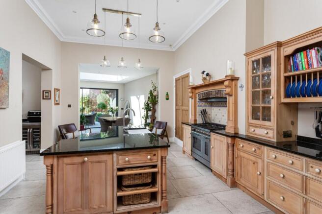 6 bed Semi-Detached for sale Image 4