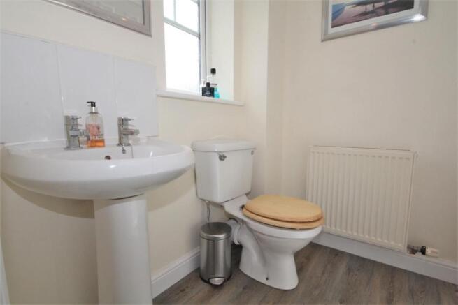 EN-SUITE SHOWER ROOM
