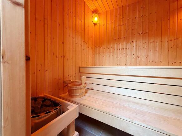 OUTDOOR SAUNA & SHOWER ROOM