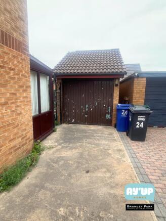 2 bed Terraced to rent Image 4