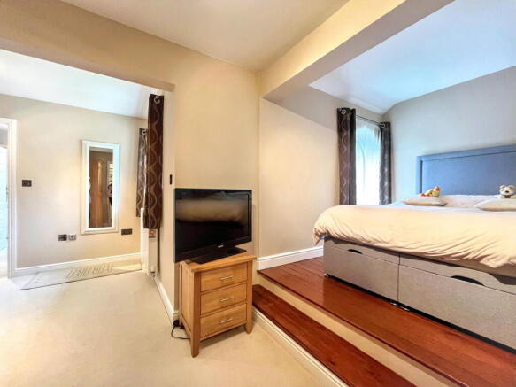 5 bed Detached for sale Image 12