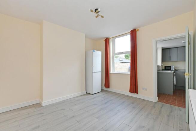 3 bed Terraced to rent Image 4