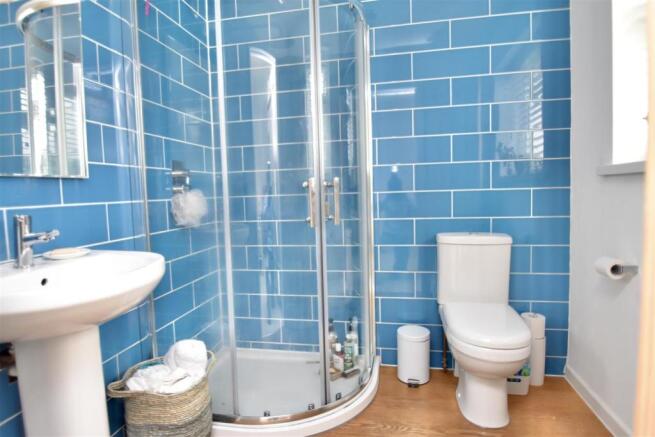 EN-SUITE SHOWER ROOM