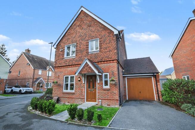 3-bed detached on Juniper Close, Wrecclesham, Farnham, GU10, £575,000