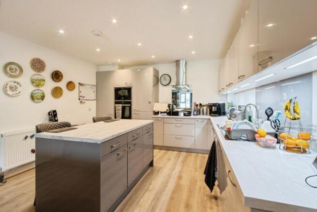 2 bed Flat for sale Image 6