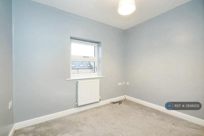 4 bed Semi-Detached to rent Image 5