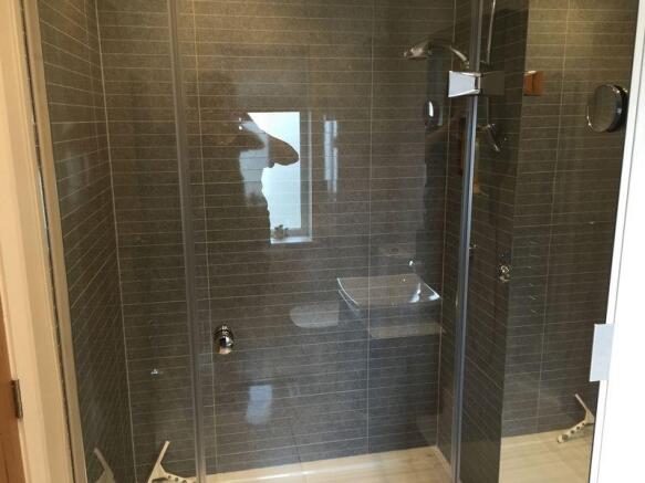 Master en-suite 2