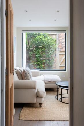 4 bed Town House for sale Image 4