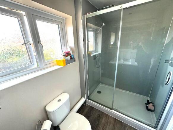 EN-SUITE SHOWER