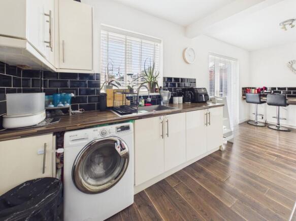 4 bed Semi-Detached for sale Image 10