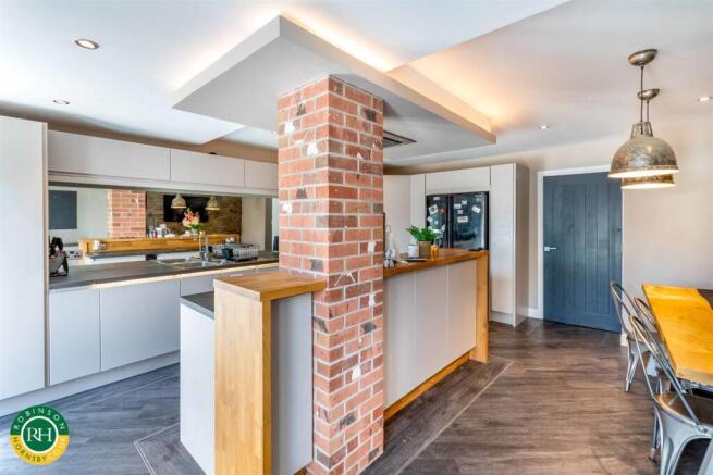 4 bed Town House for sale Image 5