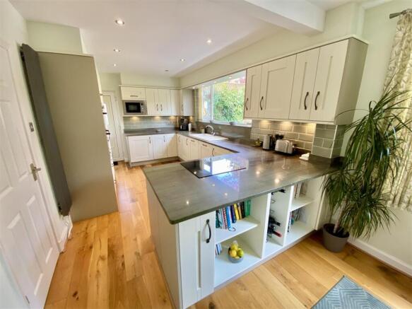 4 bed Detached for sale Image 7