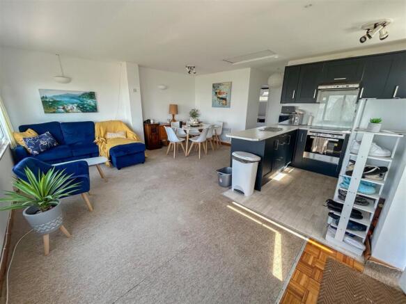 LOUNGE/KITCHEN