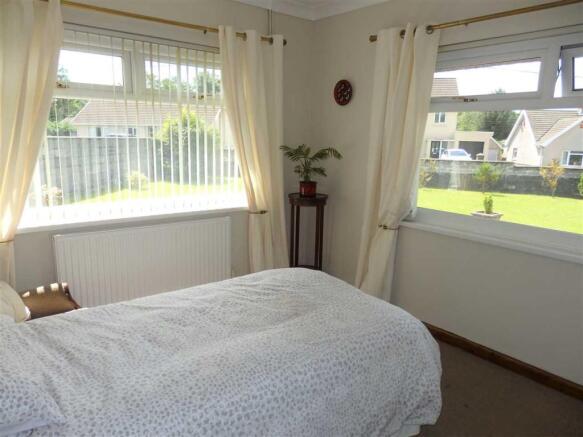 FRONT BEDROOM 1 :
