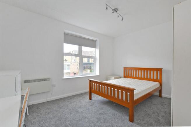 3 bed Apartment to rent Image 9