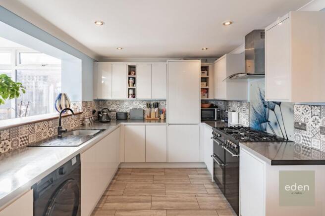 KITCHEN/BREAKFAST AREA