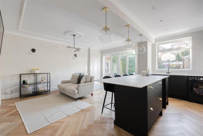 330MiddlewoodRoad(Interior)-7.jpg