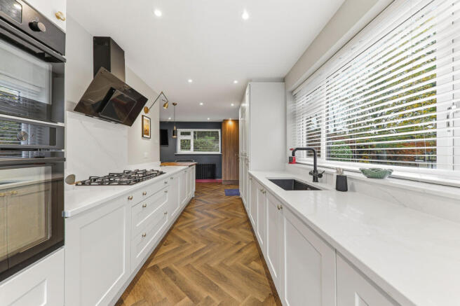 5 bed Detached to rent Image 6