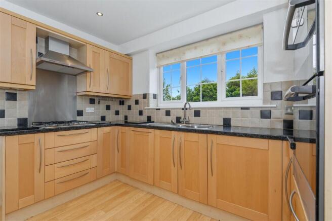 5 bed Detached for sale Image 11