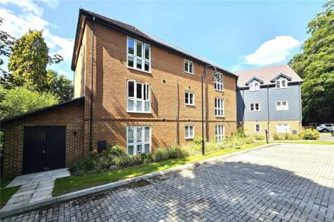 Woodside Close, Bagshot, Surrey, GU19