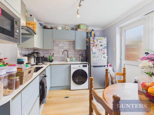 2 bed Terraced to rent Image 4