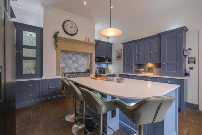 5 bed Terraced for sale Image 4