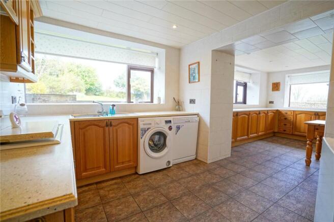 5 bed Detached for sale Image 7