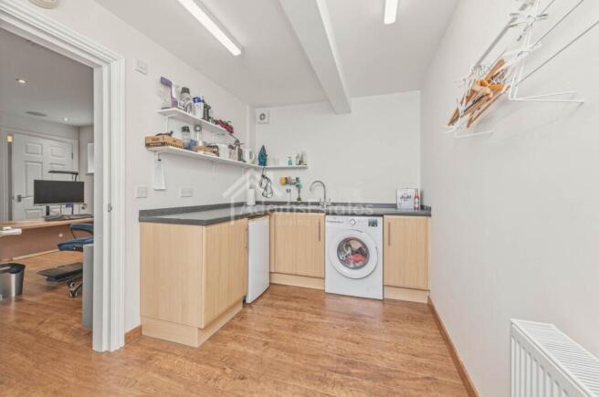 4 bed Detached for sale Image 7
