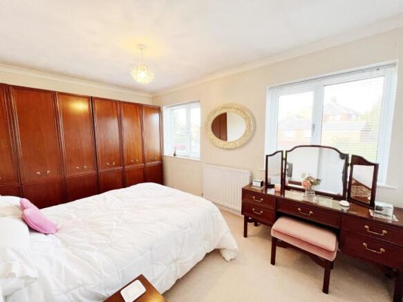 Bedroom 1 pic 1.jpg