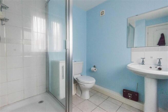 EN-SUITE SHOWER ROOM