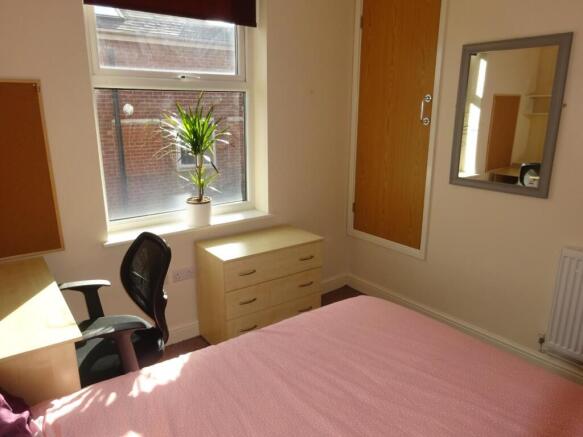 497a Glossop - Bedroom 2.JPG