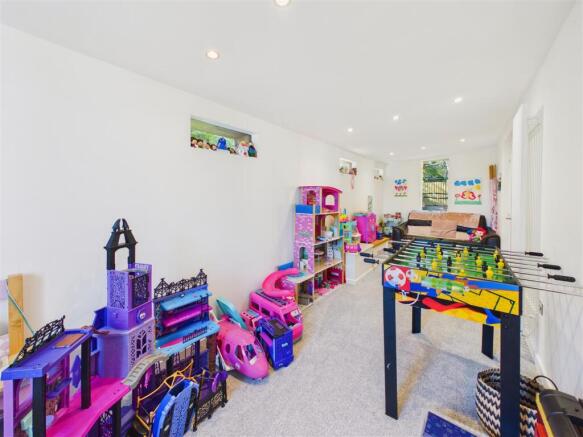 4 bed Detached for sale Image 11