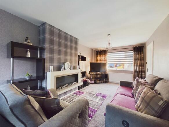 SITTING ROOM/DINING AREA