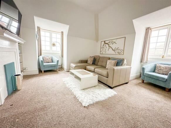 ALTERNATE VIEW OF LOUNGE AREA