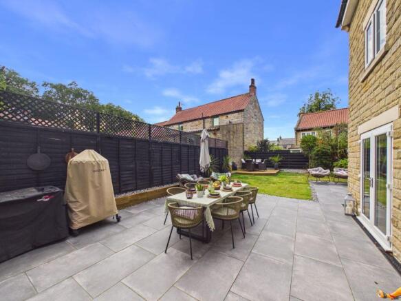 5 bed Detached for sale Image 11
