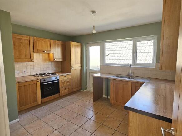 Kitchen/Breakfast Room: