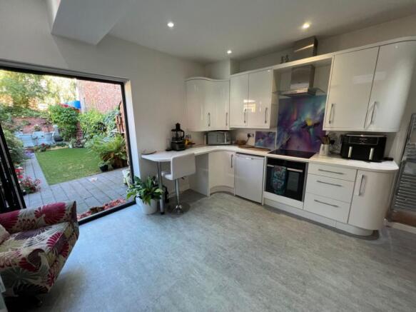 KITCHEN/BREAKFAST ROOM