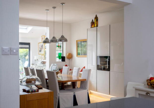 5 bed Town House for sale Image 8