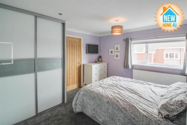 MAIN BEDROOM: