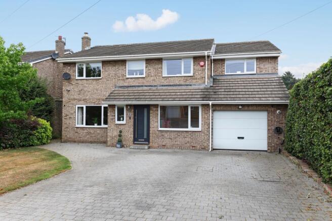 5 bed Detached for sale in wakefield
