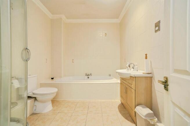 2 bed Apartment for sale Image 4