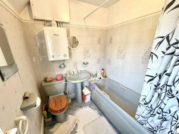 FAMILY BATHROOM :