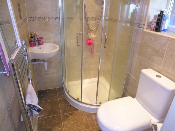 EN-SUITE SHOWER ROOM